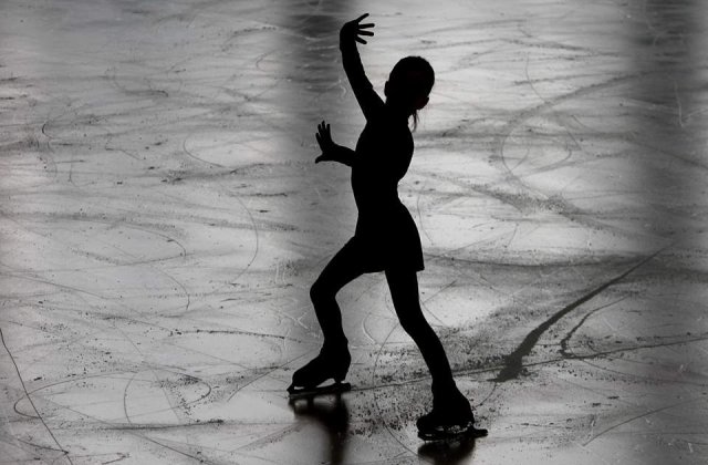 VIDEO: Acum 28 de ani Surya Bonaly a fost sancționată pentru aceeași mișcare pentru care Ilia Malinin a intrat azi &icirc;n istorie