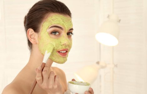 Mască de față homemade pentru ten gras și pori dilatați: rețetă naturală cu argilă verde pe care o poți prepara acasă