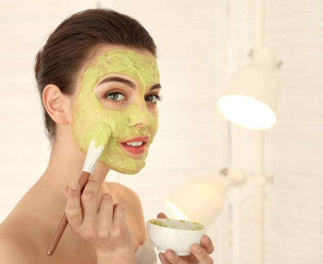 Mască de față homemade pentru ten gras și pori dilatați: rețetă naturală