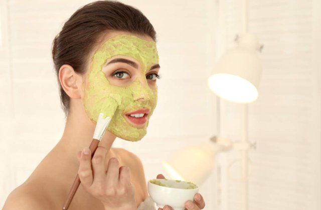 Mască de față homemade pentru ten gras și pori dilatați: rețetă naturală cu argilă verde pe care o poți prepara acasă