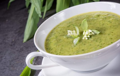 Supă verde de primăvară cu urzici, leurdă și untișor – vitamine și vitalitate într-un bol