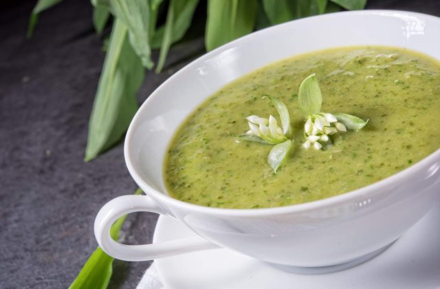 Supă verde de primăvară cu urzici, leurdă și untișor &ndash; vitamine și vitalitate &icirc;ntr-un bol