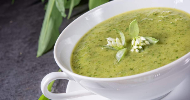 Supă verde de primăvară cu urzici, leurdă și untișor – vitamine și vitalitate