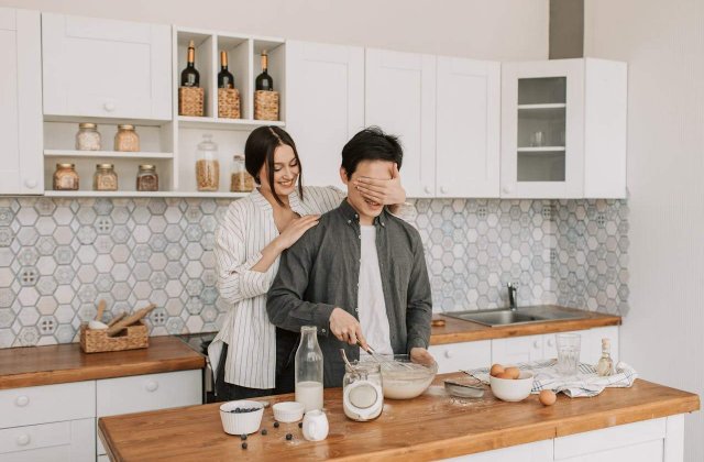 Glumă sau posibilă rană? Cum deosebești tachinarea sănătoasă de jignirea ascunsă &icirc;ntr-o relație