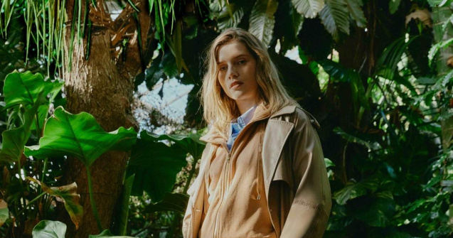 Trench, parka și denim: eleganța relaxată a noului sezon