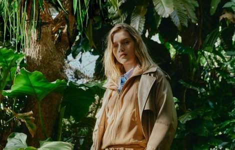 Trench, parka și denim: eleganța relaxată a noului sezon