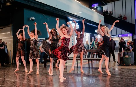 Opera Națională București, surpriză artistică pentru călătorii aflați în tranzit pe Aeroportul Internațional Henri Coandă, de Ziua Internațională a Femeii