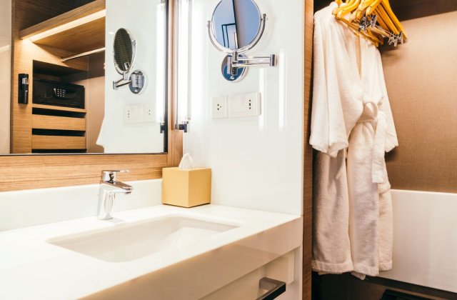 5 metode prin care poți c&acirc;știga spațiu &icirc;ntr-o baie sub 4 metri pătrați