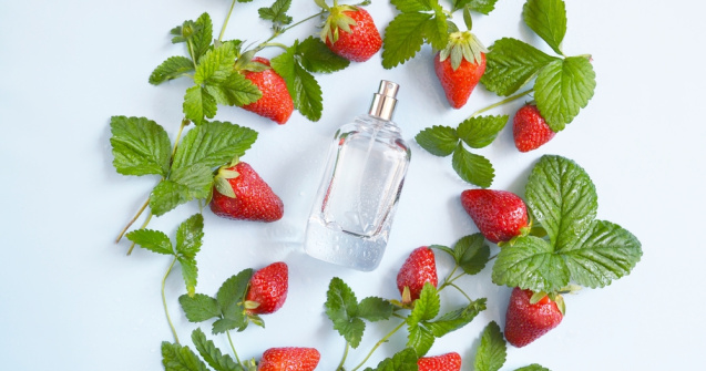 Parfumurile cu note dulci de fragi domină anul 2026! Sunt gurmande și rafinate