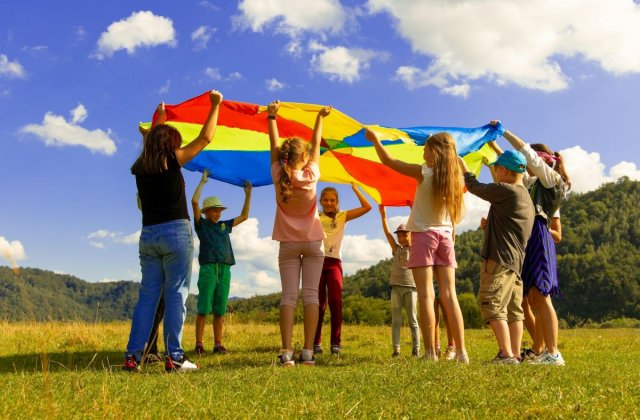 Obiceiuri care prind rădăcini: cum &icirc;i ajutăm pe copii să adopte periajul dentar ca parte firească a zilei
