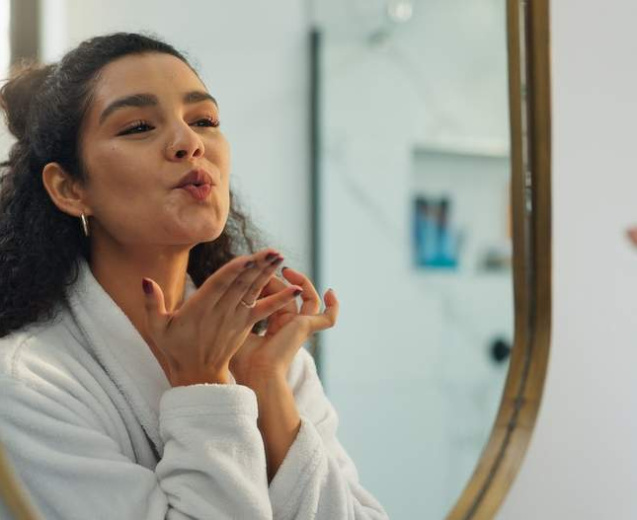 Exfoliere inteligentă cu acizi: secretul unui ten luminos, fără iritații