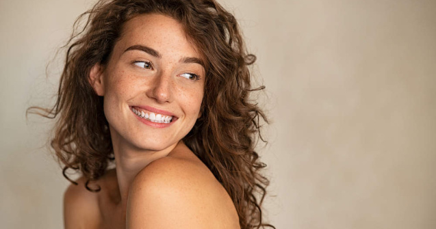 Ovăzul coloidal: ce este, ce beneficii are pentru piele și de ce a revoluționat