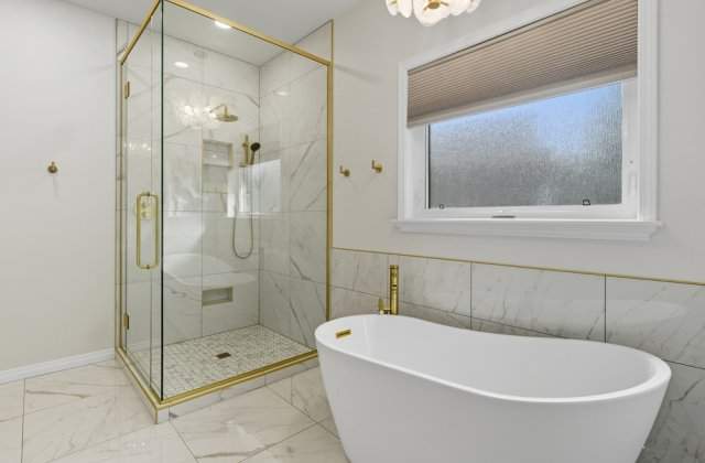 Cum să alegi căzi freestanding pentru hoteluri premium: criterii de design, durabilitate și experiența oaspeților