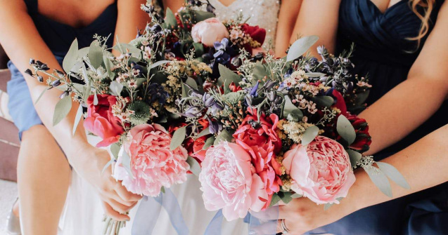 Rochiile domnișoare de onoare: Ce nuanțe se poartă în acest sezon?