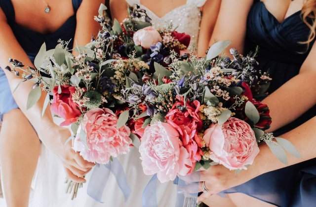 Rochiile domnișoare de onoare: Ce nuanțe se poartă &icirc;n acest sezon?