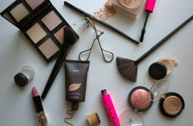 Cum &icirc;ți organizezi trusa de machiaj pentru călătorii fără stres