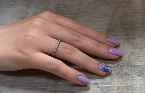 Tendințele de manichiură care definesc sezonul: pasteluri, buline...