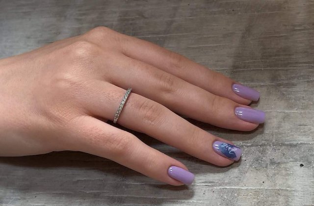 Tendințele de manichiură care definesc sezonul: pasteluri, buline și reflexe holografice