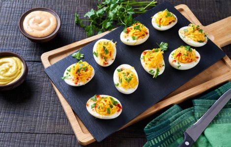 Ouă umplute pentru masa de Paște: cum să prepari un platou spectaculos