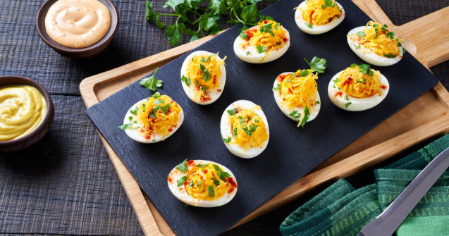 Ouă umplute pentru masa de Paște: cum să prepari un platou spectaculos