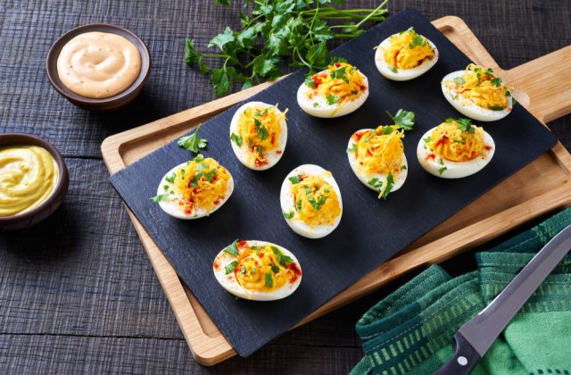 Ouă umplute pentru masa de Paște: cum să prepari un platou spectaculos și să impresionezi prin gustul acestei rețete alese