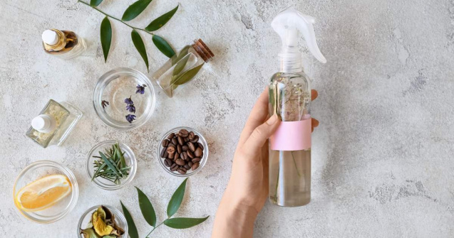 Cum să îți creezi propriul odorizant de cameră natural