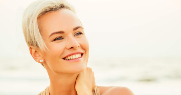 Tunsori pentru femei 50–60 de ani: recomandări pentru volum, eleganță și păr alb