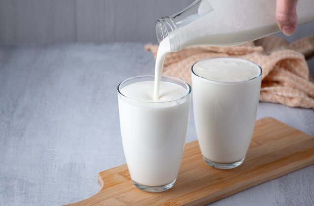 Sana din lapte de vacă sau capră: diferențe de gust și beneficii nutritive 