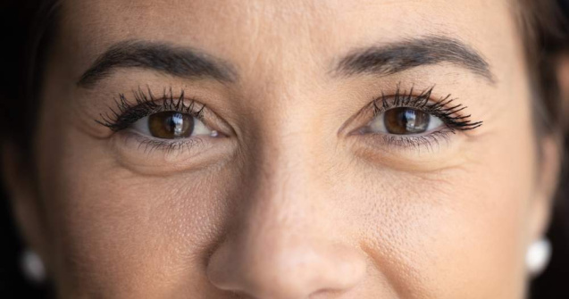 Porii și liniile fine îți sar în ochi după machiaj? 12 greșeli