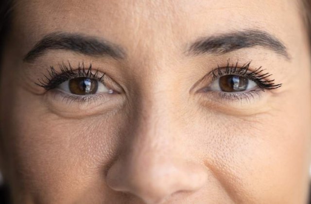 Porii și liniile fine &icirc;ți sar &icirc;n ochi după machiaj? 12 greșeli care &icirc;ți accentuează textura tenului și cum le corectezi