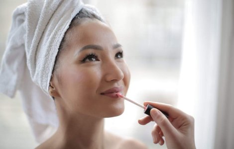 Glow-ul începe cu un zâmbet: buze juicy și cadouri care devin ritual