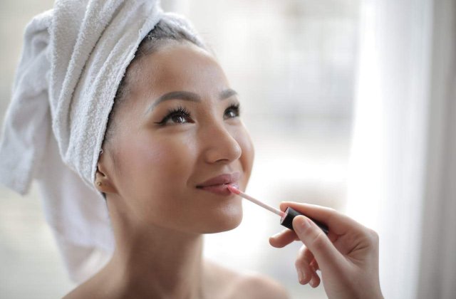 Glow-ul &icirc;ncepe cu un z&acirc;mbet: buze juicy și cadouri care devin ritual