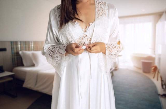 Cămașa de noapte vintage: răm&acirc;ne o piesă romantică, feminină și plină de confort chiar și &icirc;n zilele noastre