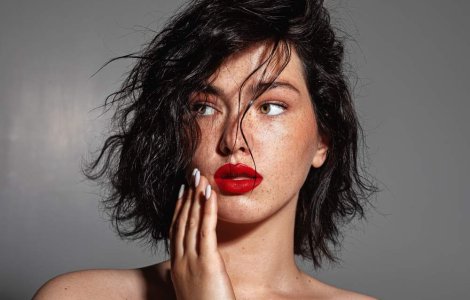 Părul se îngrașă repede? 9 Produse care schimbă vizibil părul gras