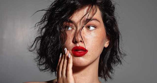 Părul se îngrașă repede? 9 Produse care schimbă vizibil părul gras