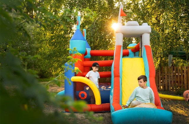 De ce adoră copiii trambulinele?