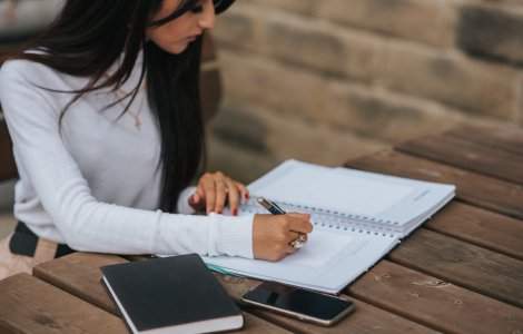 Arta scrisului lizibil: cum alegi instrumentele care îți susțin...