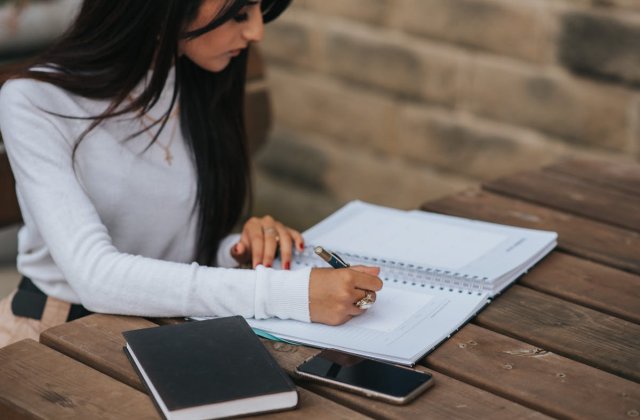 Arta scrisului lizibil: cum alegi instrumentele care &icirc;ți susțin creativitatea