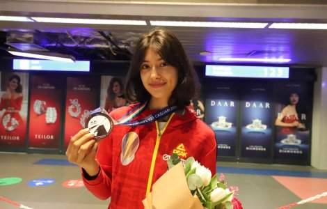 Felicitări, Emma Șonț! Sportiva se întoarce cu medalie de bronz...