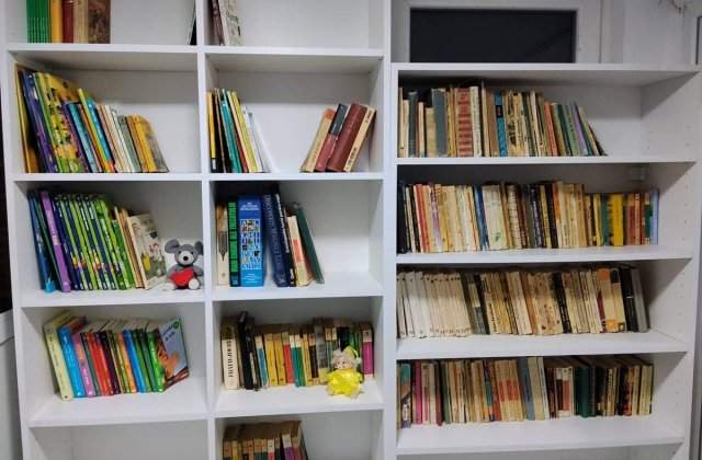 SE POATE ȘI LA NOI! O femeie din București a deschis o bibliotecă &icirc;n scara blocului. Vecinii  &icirc;mprumută cărți de la ea