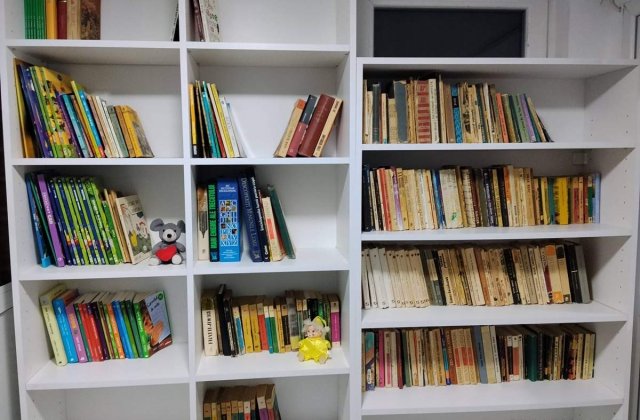 SE POATE ȘI LA NOI! O femeie din București a deschis o bibliotecă &icirc;n scara blocului. Vecinii  &icirc;mprumută cărți de la ea