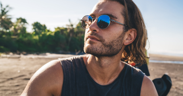 7 modele de maiouri de bărbați pentru un look lejer de plajă