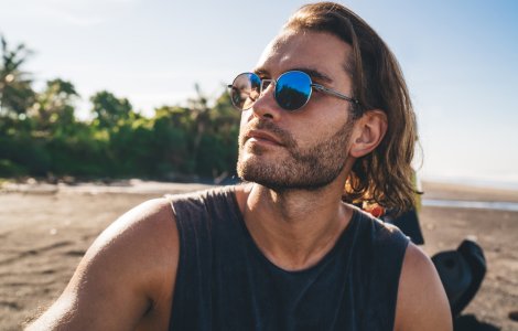 7 modele de maiouri de bărbați pentru un look lejer de plajă