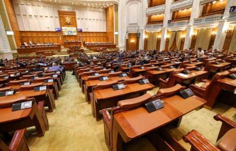 Peste 102.000 de români cer legalizarea parteneriatului civil. Petiția a ajuns în Parlament