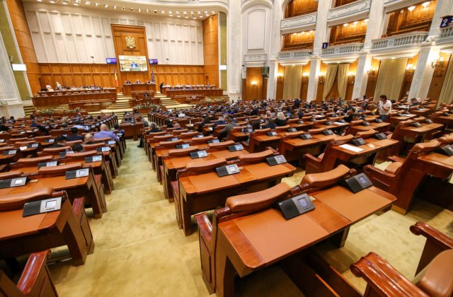 Peste 102.000 de rom&acirc;ni cer legalizarea parteneriatului civil. Petiția a ajuns &icirc;n Parlament
