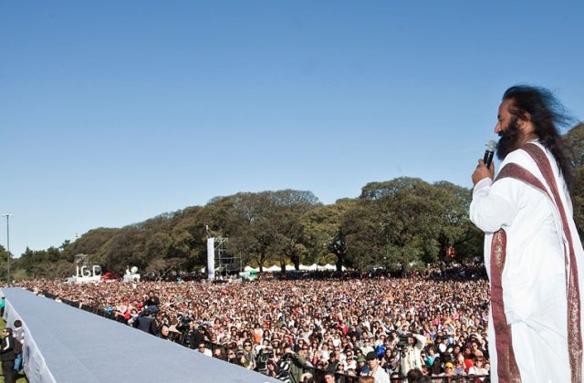  &ldquo;Cum să-ți stăp&acirc;nești mintea și emoțiile&rdquo;: Sri Sri Ravi Shankar vine pentru prima oară &icirc;n Rom&acirc;nia