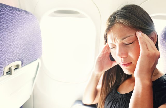 De ce ți se &icirc;nfundă urechile la altitudine sau &icirc;n avion? Este normal sau poate fi semn de boală?