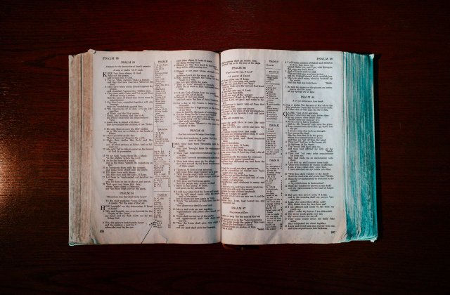 Biblia pierdută și marile secrete ale istoriei: de ce ne fascinează și astăzi?