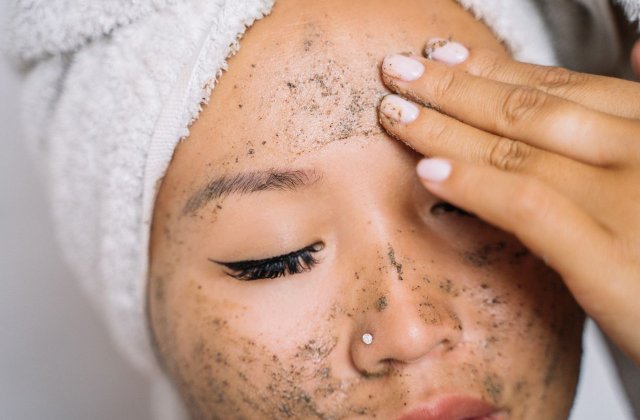 De ce acizii exfolianți sunt mai siguri pentru ten dec&acirc;t clasicul scrub?