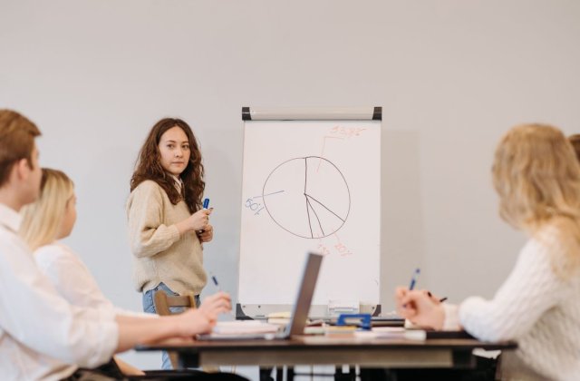 Strategii de formare și organizare &icirc;n companii: cum poți &icirc;mbunătăți interacțiunea și fluxul de date